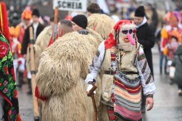 Mii de oameni s-au bucurat vineri de parada urătorilor și obiceiurilor de iarnă din centrul Sucevei