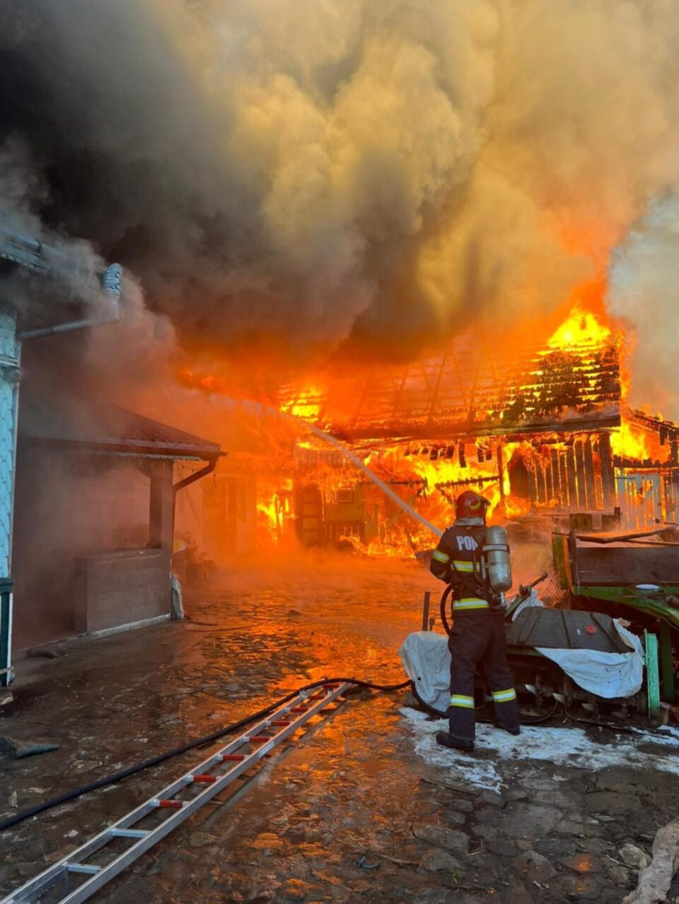 Un puternic incendiu a izbucnit luni după-amiază, într-o gospodărie din Marginea