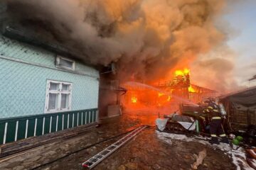 Un puternic incendiu a izbucnit luni după-amiază, într-o gospodărie din Marginea