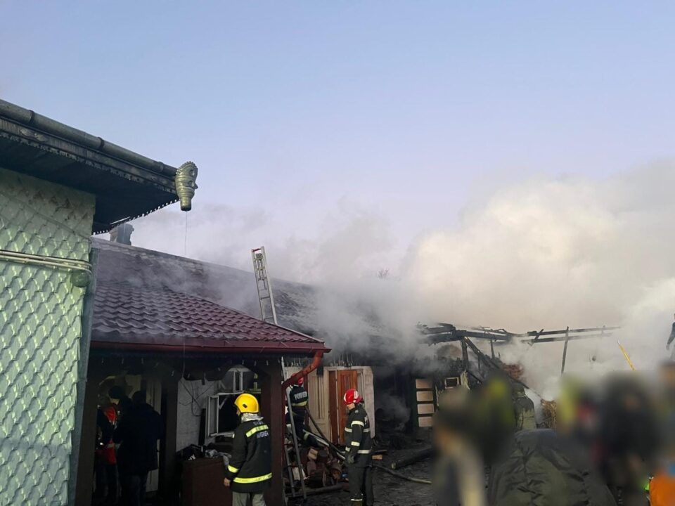 Un puternic incendiu a izbucnit luni după-amiază, într-o gospodărie din Marginea