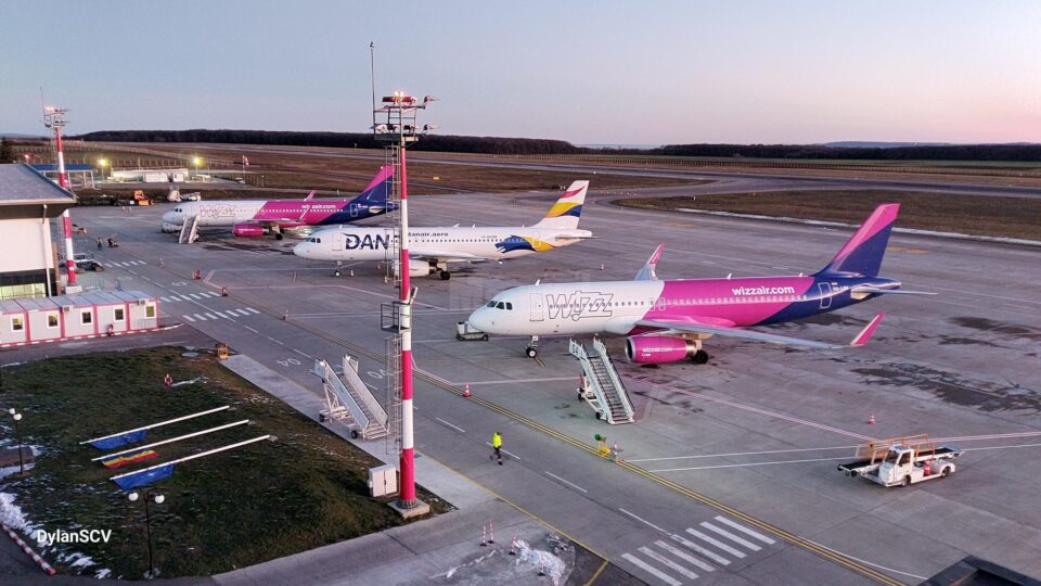 42 de zboruri de pe aeroporturile din Iași și Bacău, cu aproape 7.000 de pasageri, au aterizat sau decolat de la Suceava 42 de zboruri de pe aeroporturile din Iași și Bacău, cu aproape 7.000 de pasageri, au aterizat sau decolat de la Suceava