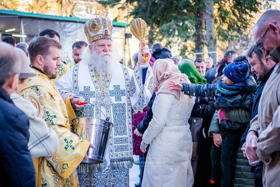 Cei doi ierarhi suceveni au săvârșit împreună Sfânta Liturghie la începutul anului 2025 Cei doi ierarhi suceveni au săvârșit împreună Sfânta Liturghie la începutul anului 2025