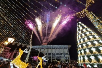 Peste 10.000 de oameni au sărbătorit Revelionul în centrul Sucevei, cu un Taxi criogenat și un scurt, dar frumos, foc de artificii