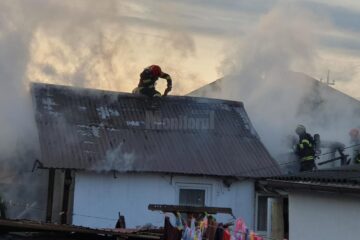 Incendiu puternic la acoperișul unei case din Ițcani