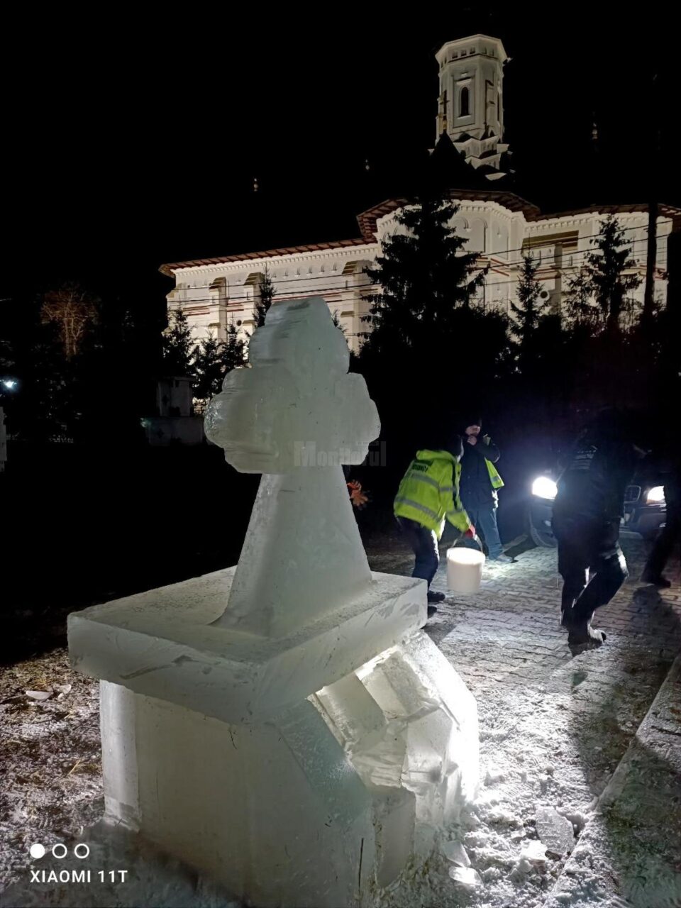 Ultimele pregătiri ale altarului de gheață de la Biserica Sf. Gheorghe din Bosanci