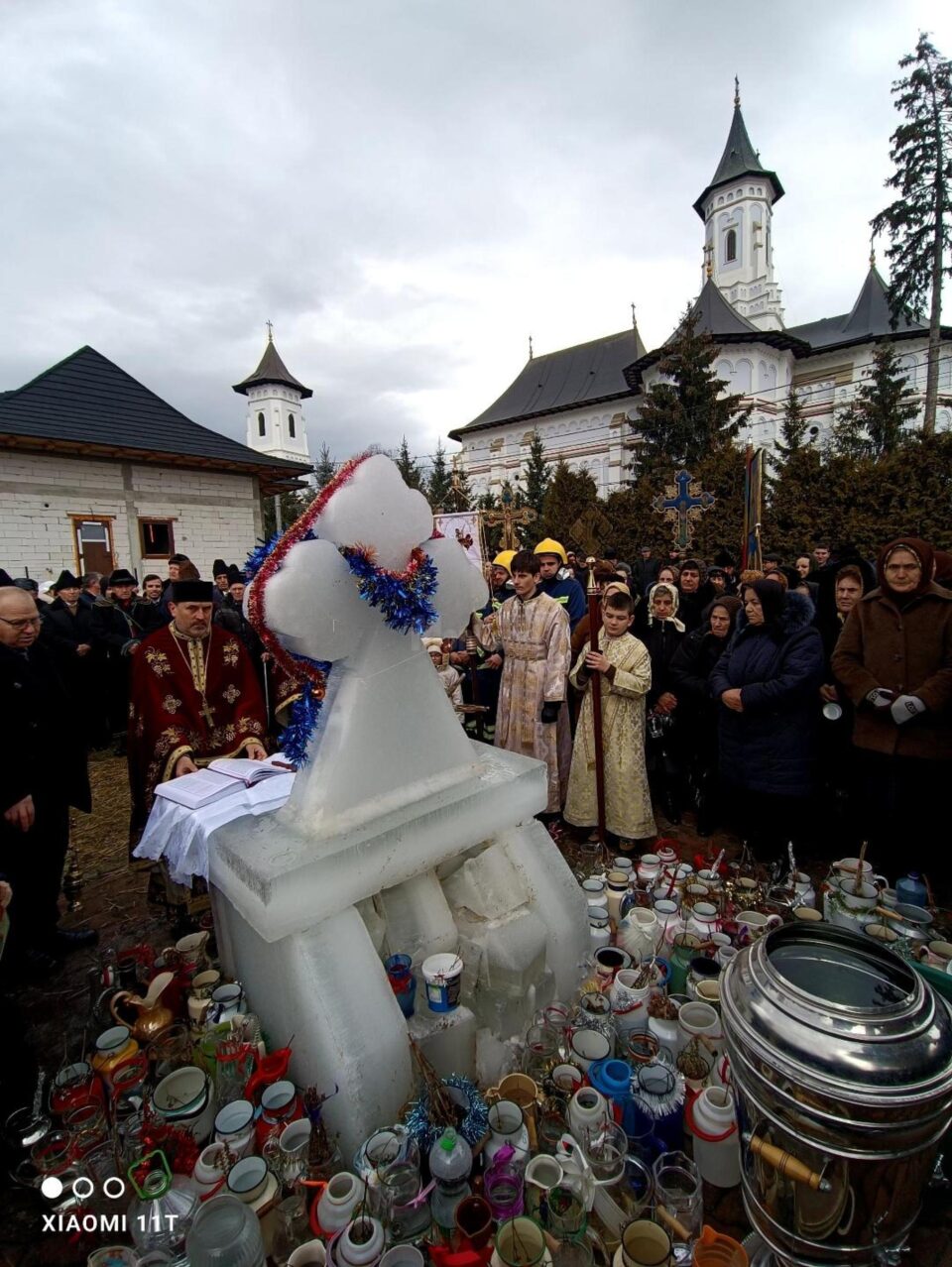 Credincioși in jurul altarului cu cruce de gheață la Bosanci