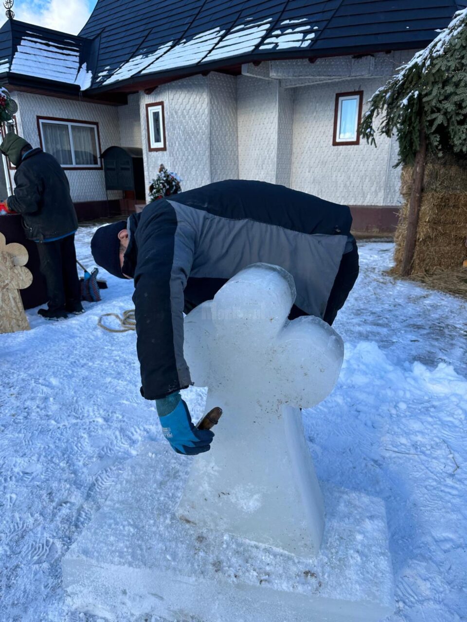 „Altar” și cruce de gheață, în curtea Bisericii „Sf. Ierarh Nicolae” Ciumârna