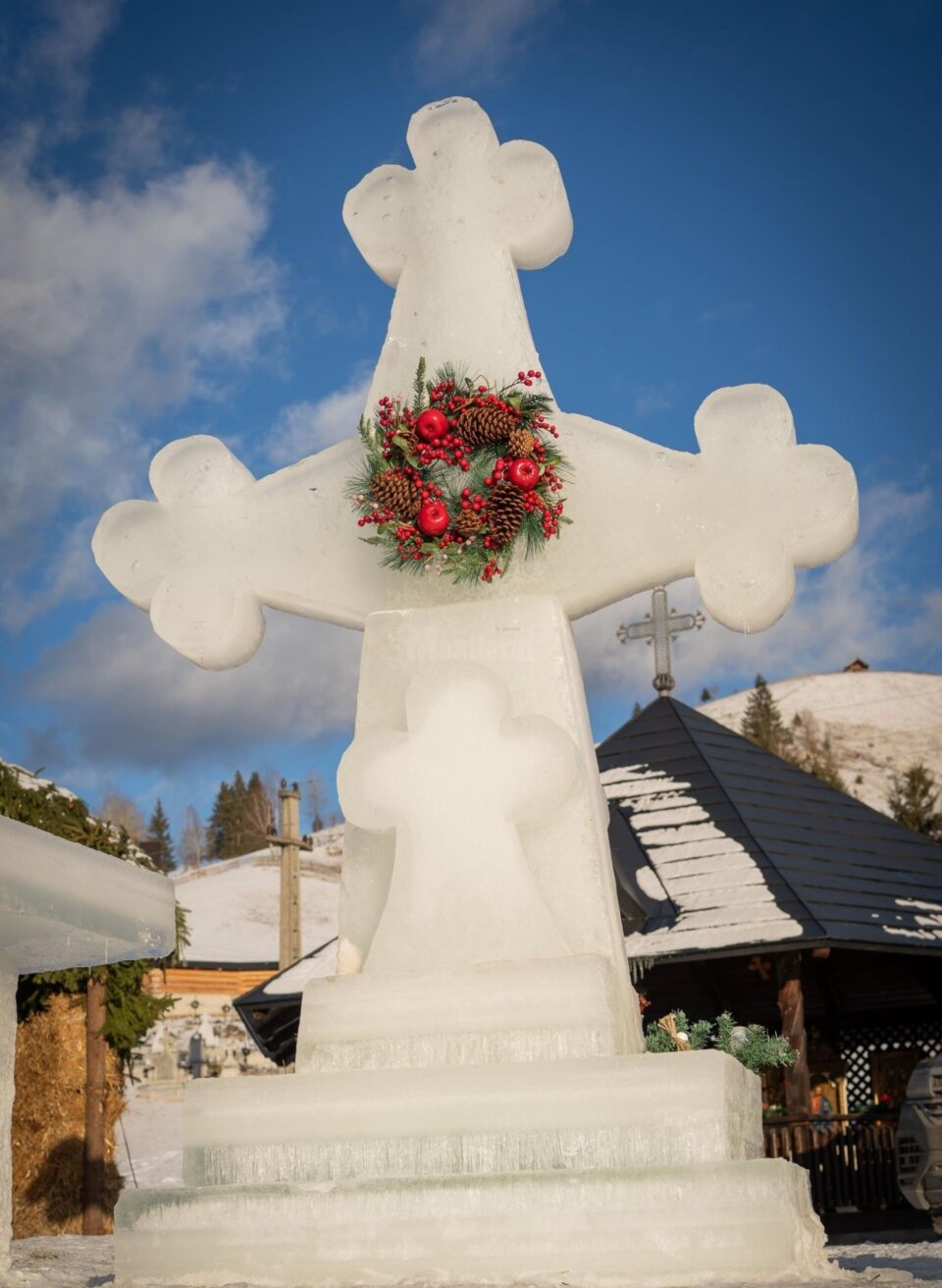 „Altar” și cruce de gheață, în curtea Bisericii „Sf. Ierarh Nicolae” Ciumârna
