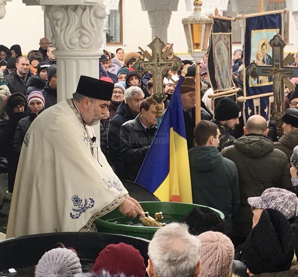 La Bobotează, cruci de gheață și la Fălticeni