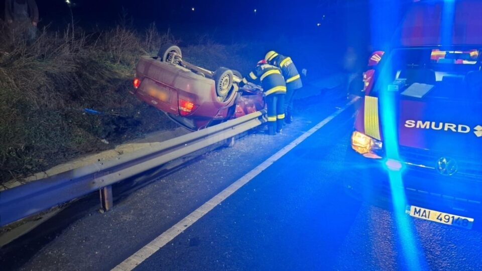 Un autoturism s-a răsturnat și două persoane au ajuns la spital