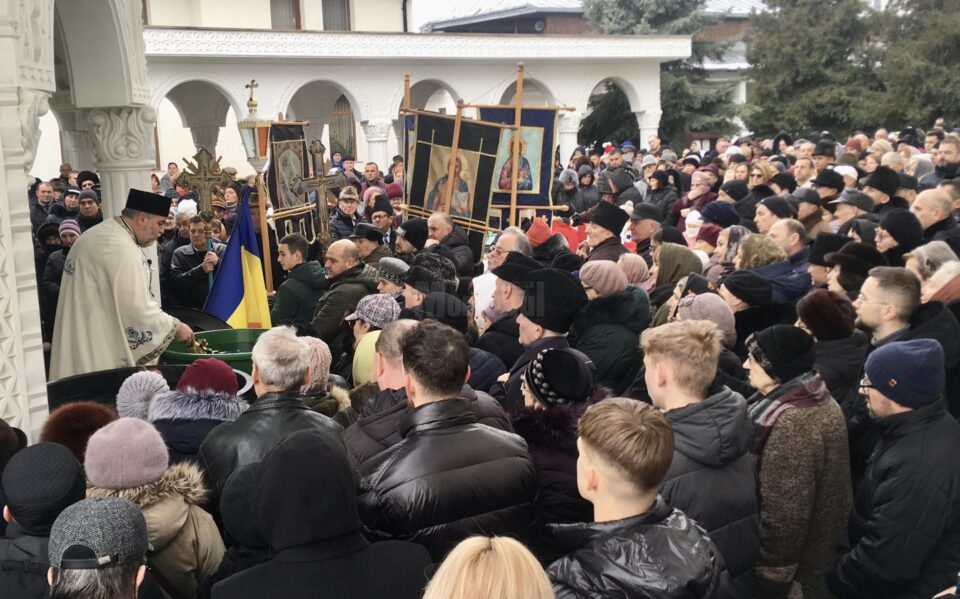 La Bobotează, cruci de gheață și la Fălticeni