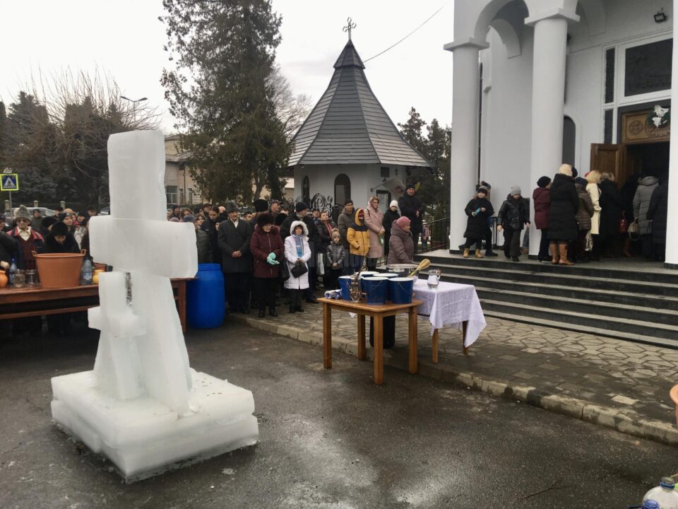 La Bobotează, cruci de gheață și la Fălticeni