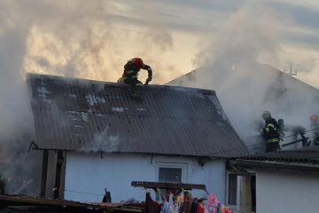 Incendiu puternic la acoperișul unei case din Ițcani