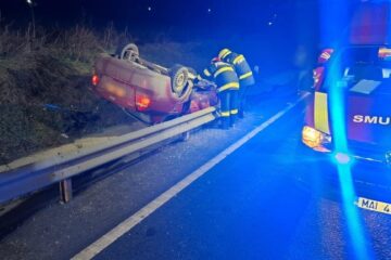Un autoturism s-a răsturnat și două persoane au ajuns la spital