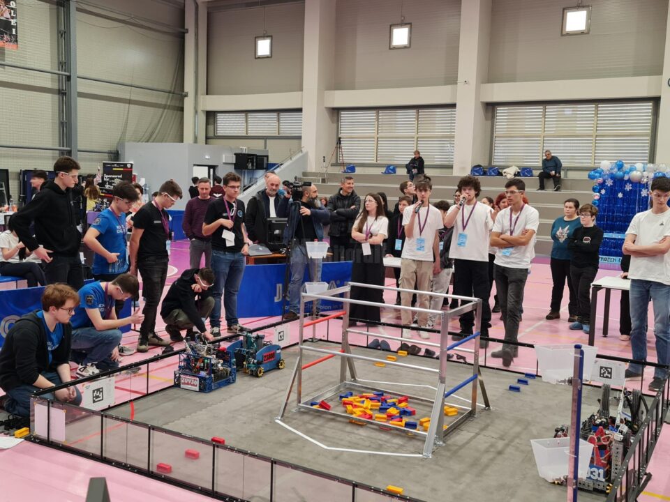 Competiție strânsă între roboți creați de liceeni, într-un eveniment regional, organizat la Suceava
