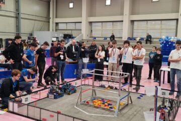 Competiție strânsă între roboți creați de liceeni, într-un eveniment regional, organizat la Suceava