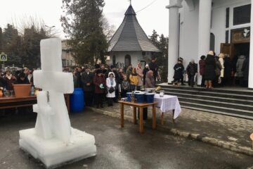 La Bobotează, cruci de gheață și la Fălticeni