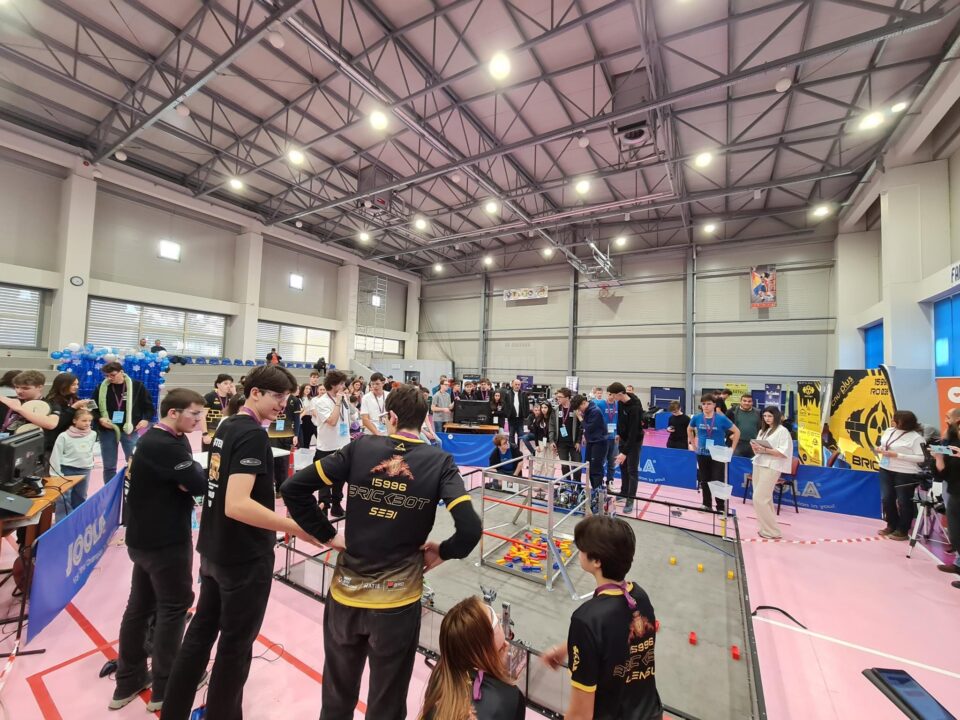 Competiție strânsă între roboți creați de liceeni, într-un eveniment regional, organizat la Suceava