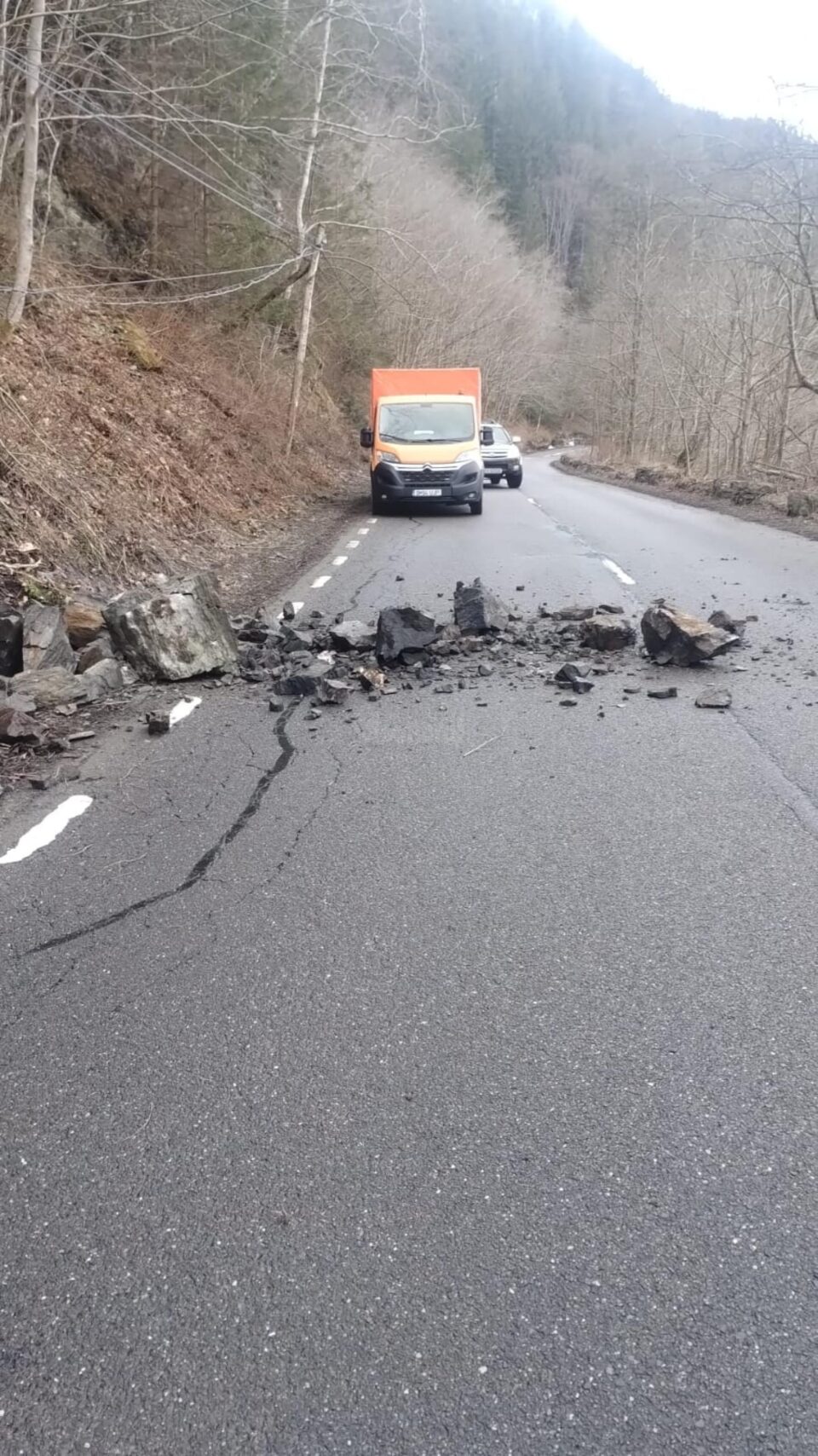 Căderi de piatră pe DN 17 B, la Crucea