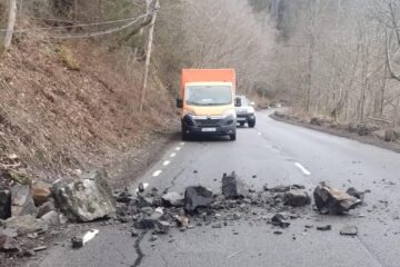 Căderi de piatră pe DN 17 B, la Crucea