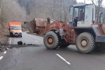 Căderi de piatră pe DN 17 B, la Crucea