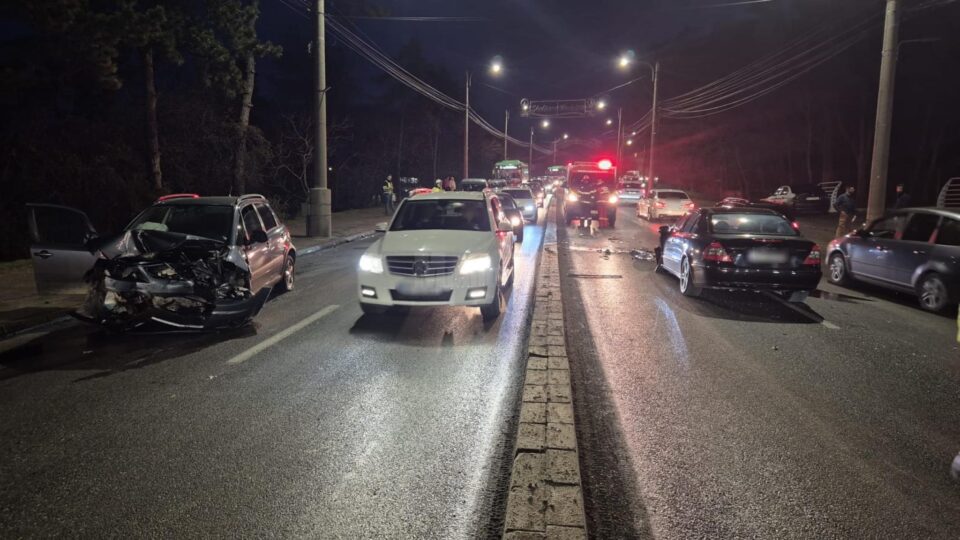 Numai în ultimele două zile, pe Calea Unirii, la coborârea dinspre Centru spre Burduje au fost două cazuri de derapaj ale unor vehicule aflate în trafic