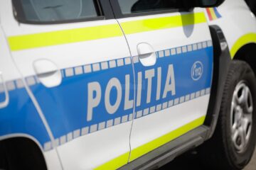 Șoferul a fost oprit de polițiști pentru că avea viteză prea mare