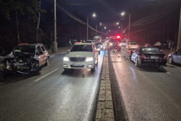 Numai în ultimele două zile, pe Calea Unirii, la coborârea dinspre Centru spre Burdujeni au fost două cazuri de derapaj ale unor vehicule aflate în trafic
