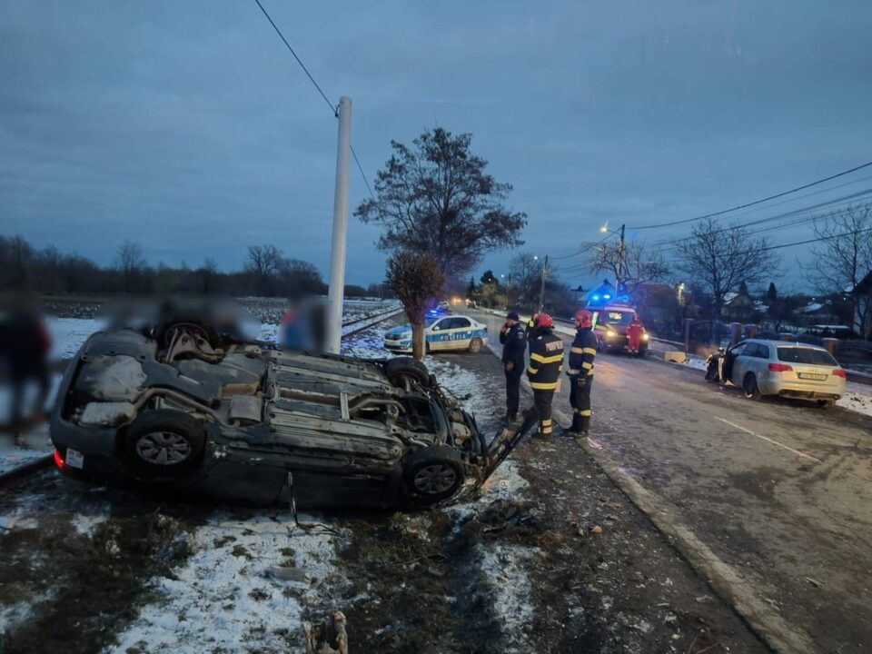 S-au răsturnat cu mașina în timpul unei depășiri, în ”concursul” de viteză de pe drumul național de la Vicov
