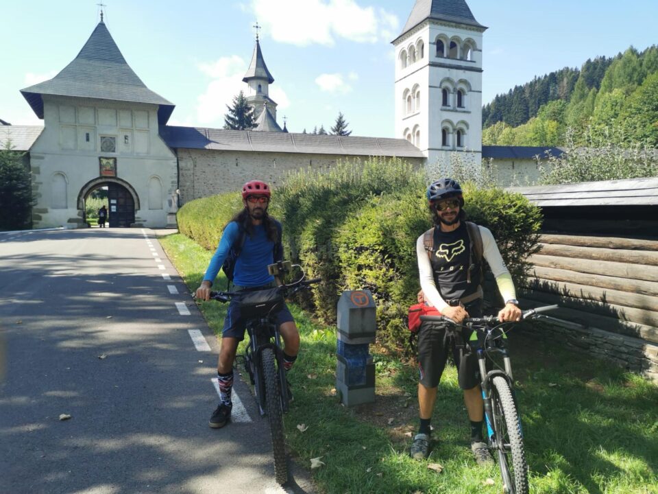 Traseul Via Transilvanica pornește din fața Mănăstirii Putna și ajunge până la Dunăre, la Drobeta-Turnu Severin Traseul Via Transilvanica pornește din fața Mănăstirii Putna și ajunge până la Dunăre, la Drobeta-Turnu Severin