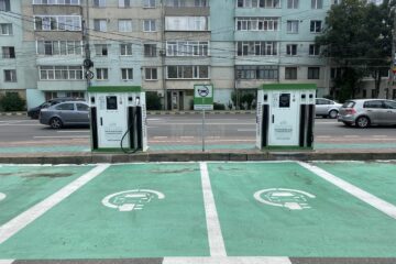 Toate stațiile gratuite din Suceava pentru încărcarea mașinilor electrice au fost deconectate, iar alimentarea vehiculelor se va face contra cost