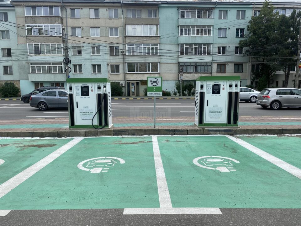 Toate stațiile gratuite din Suceava pentru încărcarea mașinilor electrice au fost deconectate, iar alimentarea vehiculelor se va face contra cost Toate stațiile gratuite din Suceava pentru încărcarea mașinilor electrice au fost deconectate, iar alimentarea vehiculelor se va face contra cost