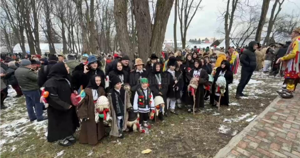 20 de formații de datini și obiceiuri au participat la Festivalul de Datini și Obiceiuri pe Stil Vechi din Drăgușeni