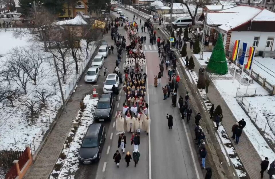 20 de formații de datini și obiceiuri au participat la Festivalul de Datini și Obiceiuri pe Stil Vechi din Drăgușeni