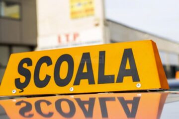 Instructor auto și un cursant, răniți ușor după ce mașina le-a fost lovită de un șofer neatent