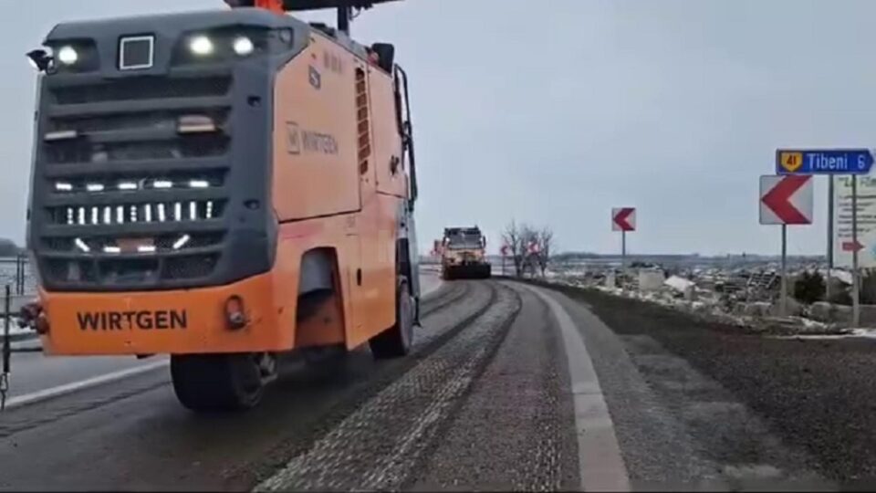 Asfalt frezat pentru creșterea aderenței într-o curbă de la Milișăuți unde au avut loc multe accidente