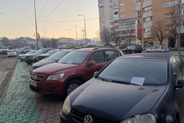Amenzi și avertismente „împărțite” de Poliția Locală Suceava pentru parcarea pe trotuare