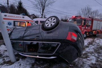 S-au răsturnat cu mașina în timpul unei depășiri, în ”concursul” de viteză de pe drumul național de la Vicov