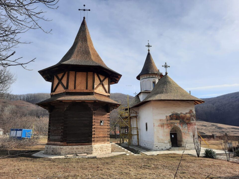 Biserica „Sfânta Cruce” din Pătrăuți