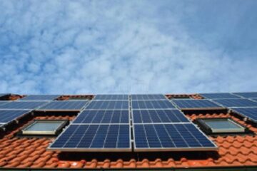 Persoanele fizice vulnerabile pot accesa fonduri europene pentru panouri fotovoltaice și baterii de stocare