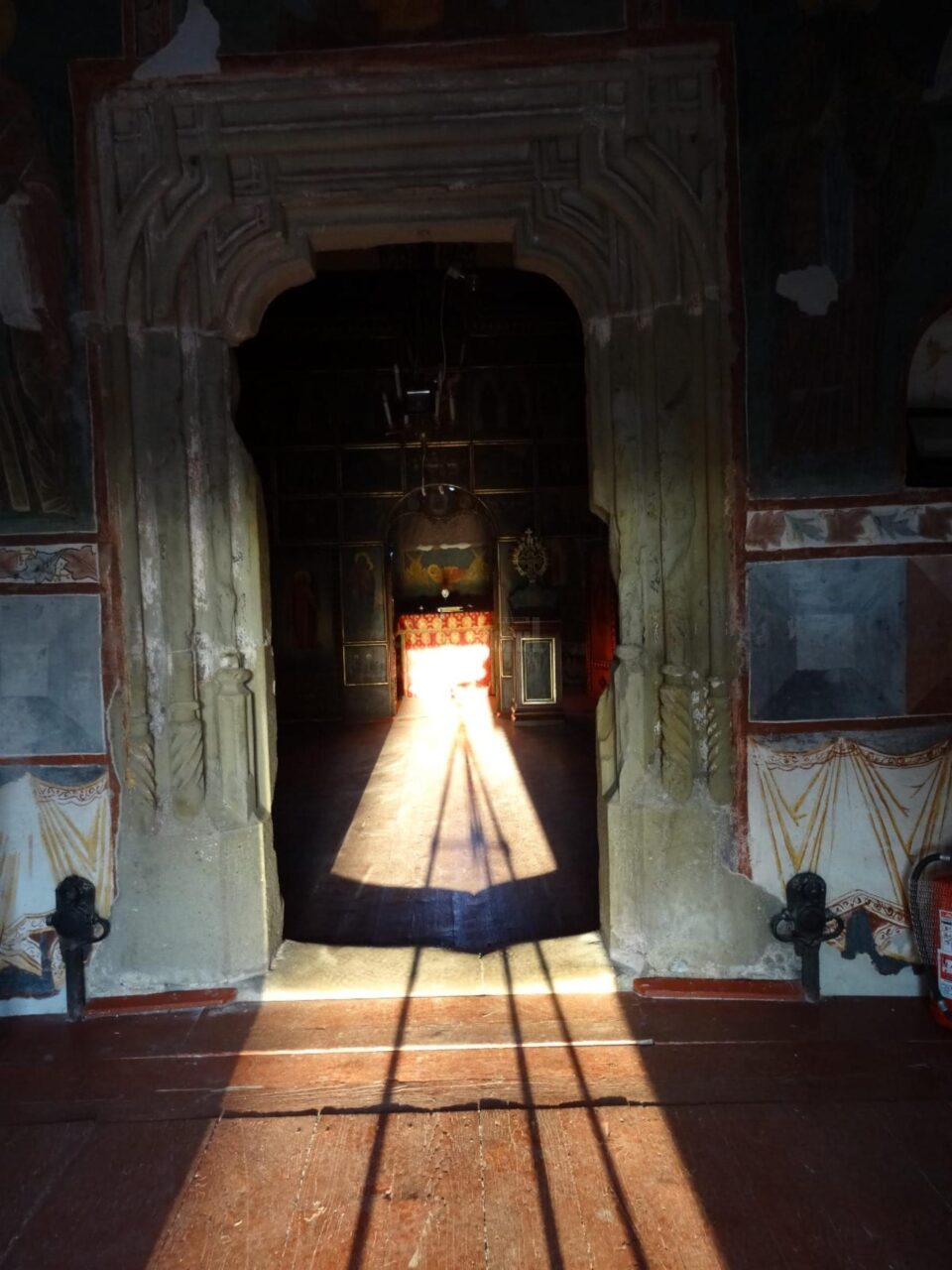 Proiecții solare în Biserica „Sfânta Cruce” din Pătrăuți