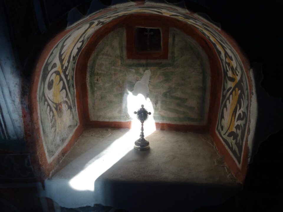 Proiecții solare în Biserica „Sfânta Cruce” din Pătrăuți