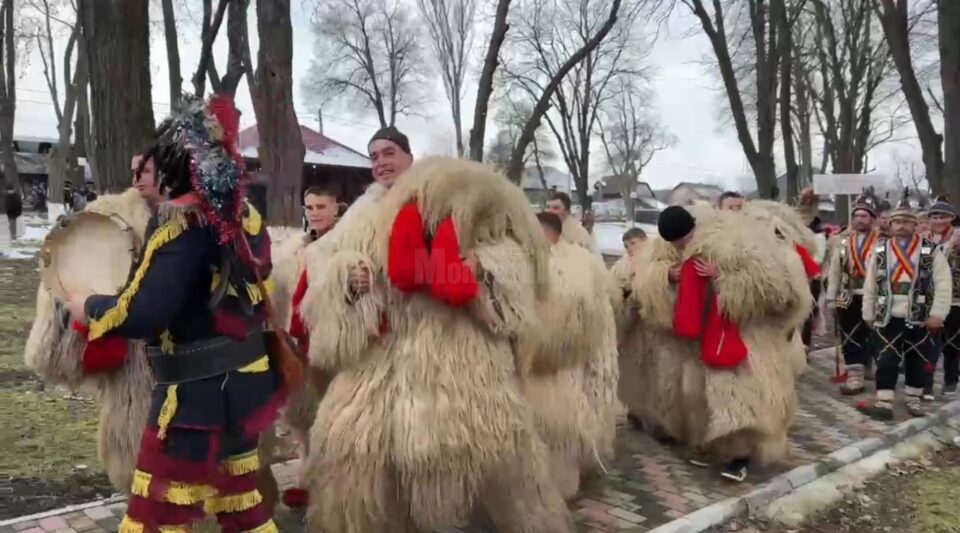 20 de formații de datini și obiceiuri au participat la Festivalul de Datini și Obiceiuri pe Stil Vechi din Drăgușeni (1)