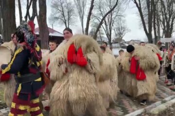 20 de formații de datini și obiceiuri au participat la Festivalul de Datini și Obiceiuri pe Stil Vechi din Drăgușeni (1)