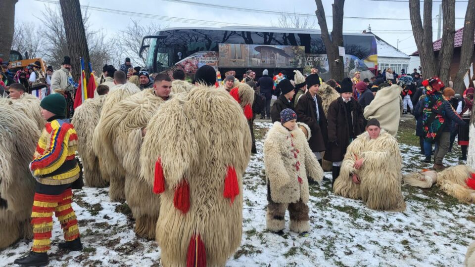 20 de formații de datini și obiceiuri au participat la Festivalul de Datini și Obiceiuri pe Stil Vechi din Drăgușeni (1)