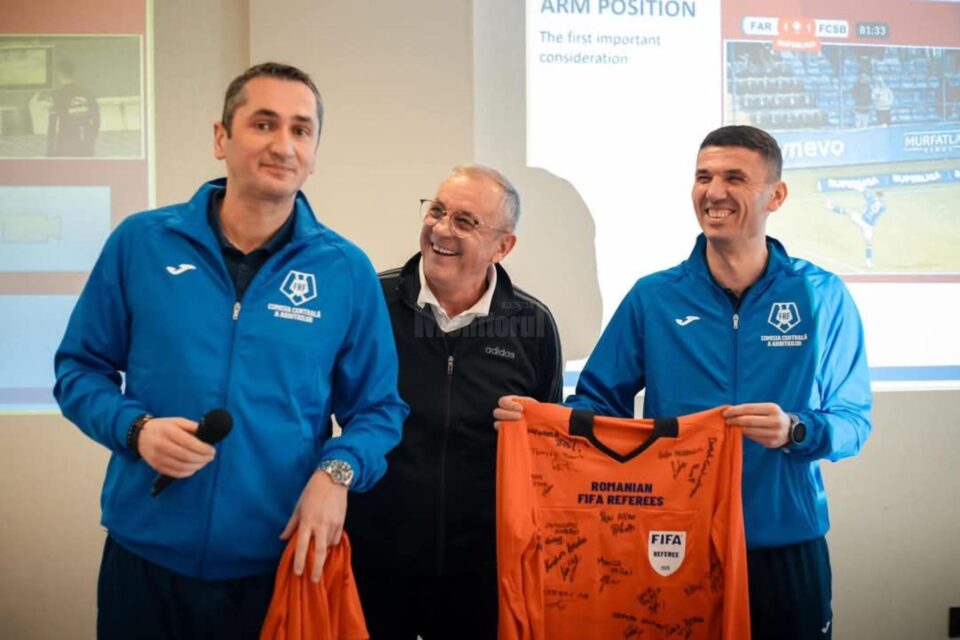 Sebastian Gheorghe este felicitat de colegi pentru ceea ce a realizat pe plan international Sebastian Gheorghe este felicitat de colegi pentru ceea ce a realizat pe plan international