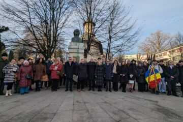 Coroane de flori și jerbe depuse de suceveni la bustul poetului Mihai Eminescu din municipiul Suceava, de Ziua Culturii Naționale