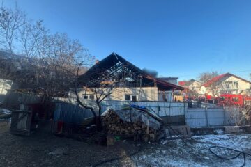 Casă distrusă de un incendiu izbucnit de la coșul de fum