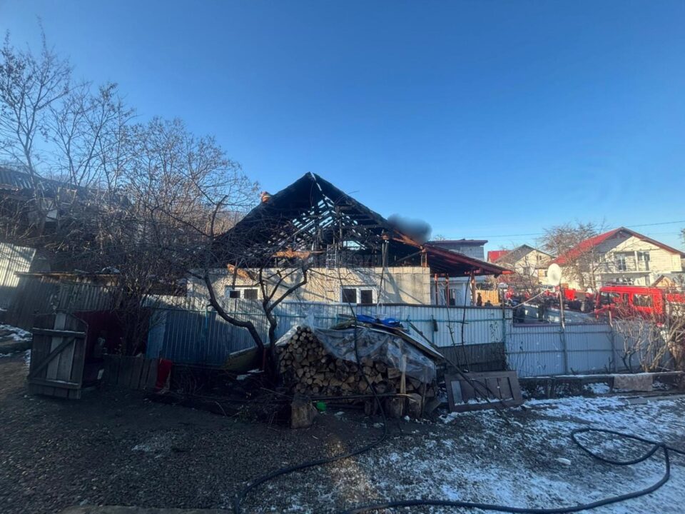 Casă distrusă de un incendiu izbucnit de la coșul de fum