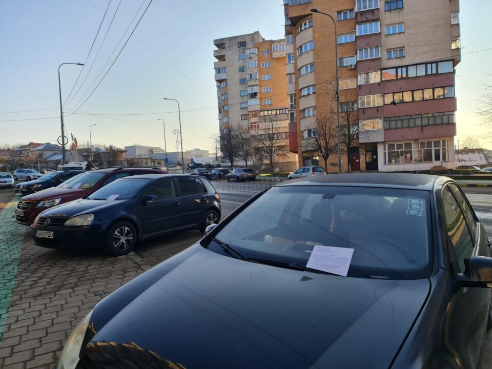 Mașinile parcate în zona Torino, din cartierul Burdujeni, au primit marți dimineață avertismente de la Poliția Locală Suceava